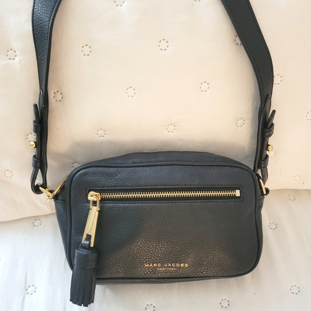 Marc Jacobs Zoom Black Pebbled Leather Camera Crossbody Bag Tassel Gold Hardware